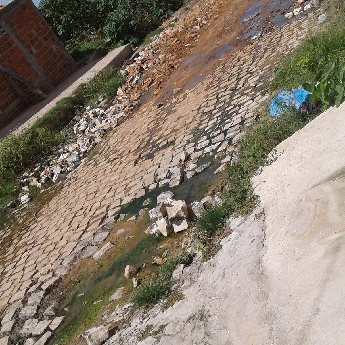 #rn1 APODI: RUA RENATO MENEZES, BURACOS NA RUA E A POPULAÇÃO QUEM SOFRE COM PESSOAS CAINDO NOS BURACOS POR FALTA DE ILUMINAÇÃO, SITUAÇÃO E CRITICA PREFEITURA COLOCA ENTULHO EM VEZ DE REFAZER O CALÇAMENTO, E COM ISSO AGUAS DE ESGOTO JUNTAS CAUSA PERIGO DE MOSQUITO DA DENGUE