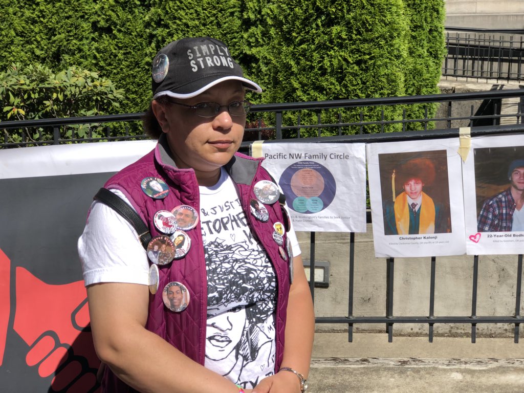 LRBitisnot's tweet photo. @maeme58 @sarahforpdx @Oregonian @facebook @PNWFamilyCircle 3) Waiting for the professional media to break a #CopMurder story is just waiting for lies. It’s horrific, & I’m sorry to be the one to tell you this.
IT IS A FACT - that American Cops & District Attorneys BY POLICY, lie directly to the families of their execution victims. ~Jeff https://t.co/V2nuOMmuNe