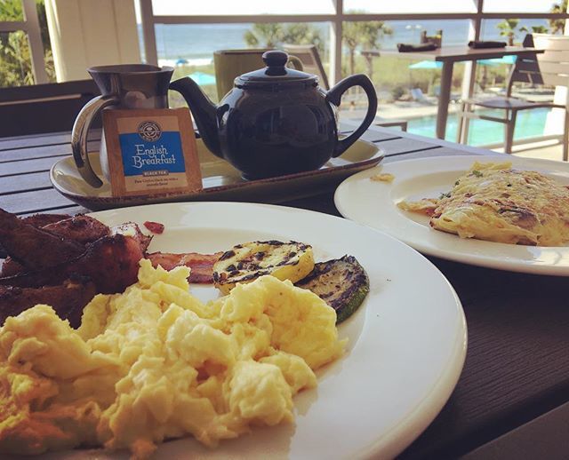 Breakfast be like... Yumm #americanbreakfast #scrambledeggs #omlettewithveggies #cheeseomelette #roastedpotatoes #grilledzucchini #hottea☕️ #vacationmode #hiltonresorts #traveldiaries #enjoylife #followmeformore #hitlikeandshare ift.tt/2KyPqiN