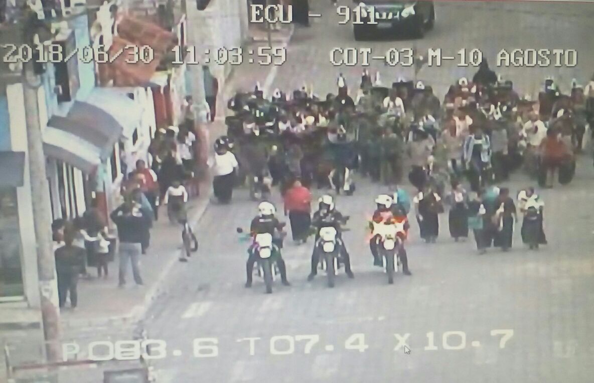 ecu911Ibarra's tweet photo. [INFORMACIÓN] Cámaras de @ECU911_ monitorean 24/7 la seguridad de los participantes en las actividades culturales de #JatunPuncha #IntiRaymi2018 que se realizan en #Cotacachi | Unidades de @PoliciaEcuador en sitio https://t.co/l361Icjjxr