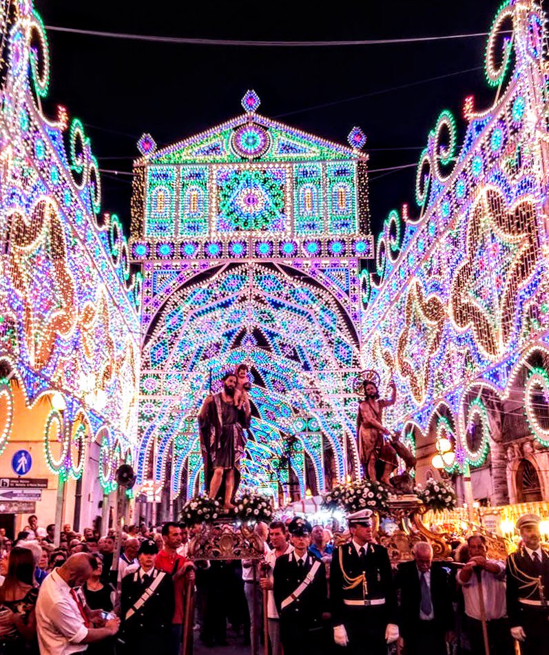 Infomaruggio's tweet photo. Arriva la festa patronale di Maruggio in onore dei Santi Giovanni e Cristoforo! Appuntamento dal 12 al 15 luglio con luminarie a ritmo di musica, mercatini, spettacoli musicali e pirotecnici. 
Maggiori informazioni su: https://t.co/7e4TGw7esm https://t.co/g4mhS1A469