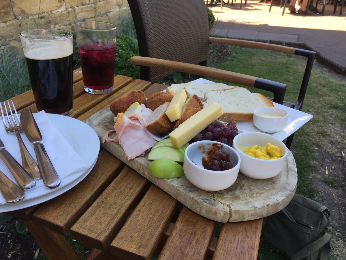 ActionColour's tweet image. Just nipped in for a small snack outside The Broadway Hotel (in Broadway obviously)