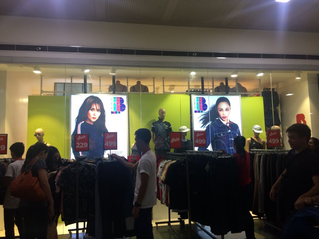 shipperpage__'s tweet photo. Twinning pose
My King&Queen #KathNiel
MyPrince&Princess #MayWard
@maymayentrata07
@Barber_Edward_
@bernardokath
@imdanielpadilla
#BENCHEveryday @benchtm
π· @LeeJeAe_ https://t.co/dFwYHKeH8g