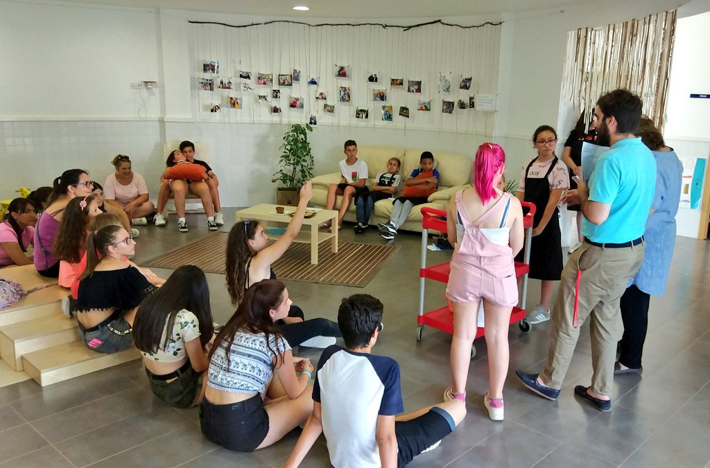 joveGalliner's tweet photo. Ahir un grup de joves va organitzar la primera part del concurs de rebosteria Super Xef Jove, iniciativa dels Pressupostos Participatius
#LliçàJove #LliçàdAmunt https://t.co/tCf38ZbGuS