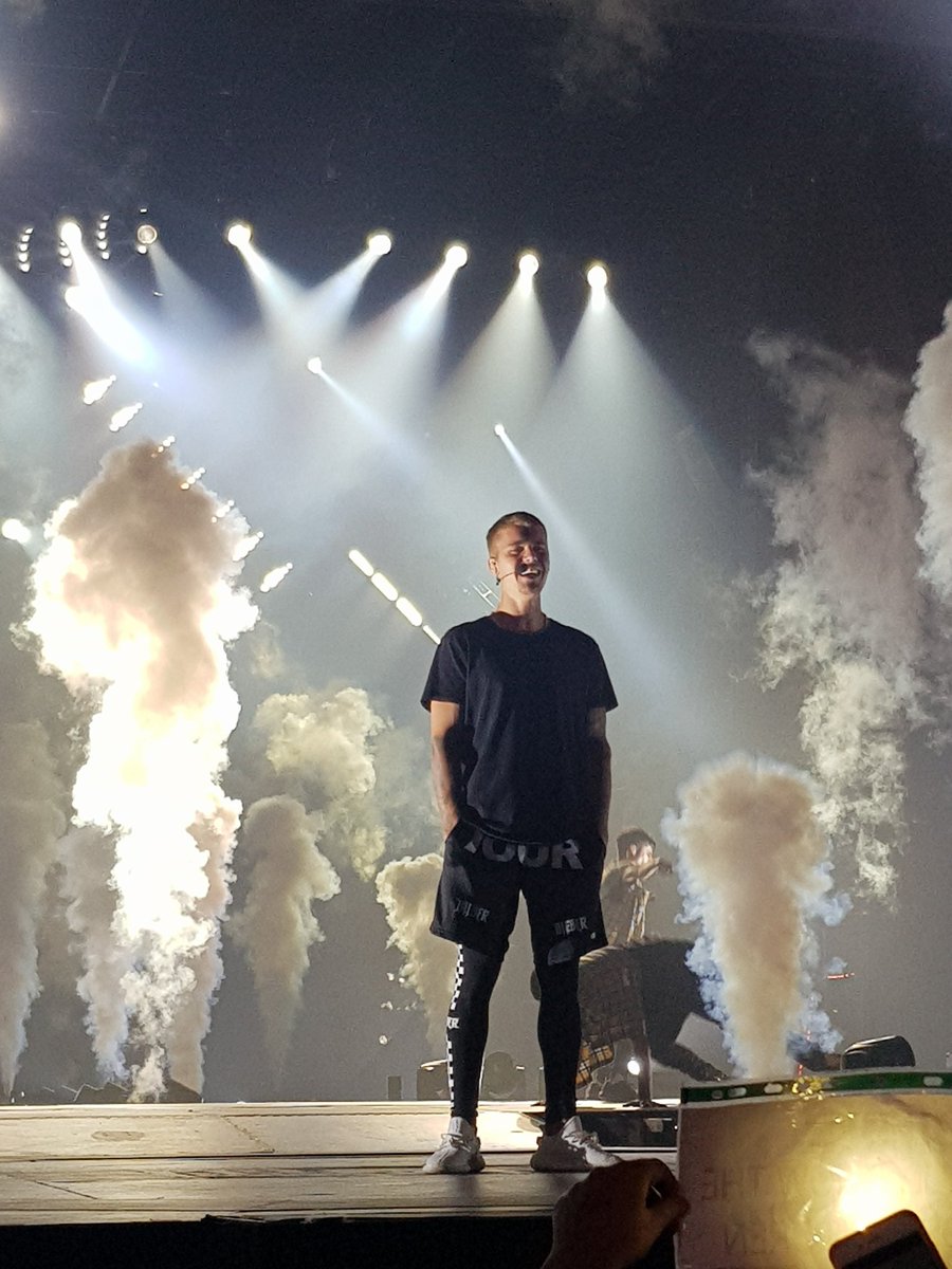 dgpriv97's tweet photo. cant believe it was a year ago today i seen justin for the first time, wtaf😭 literally THE best night of my life @justinbieber #PurposeTourCardiff https://t.co/Ku1ug4i3Nv