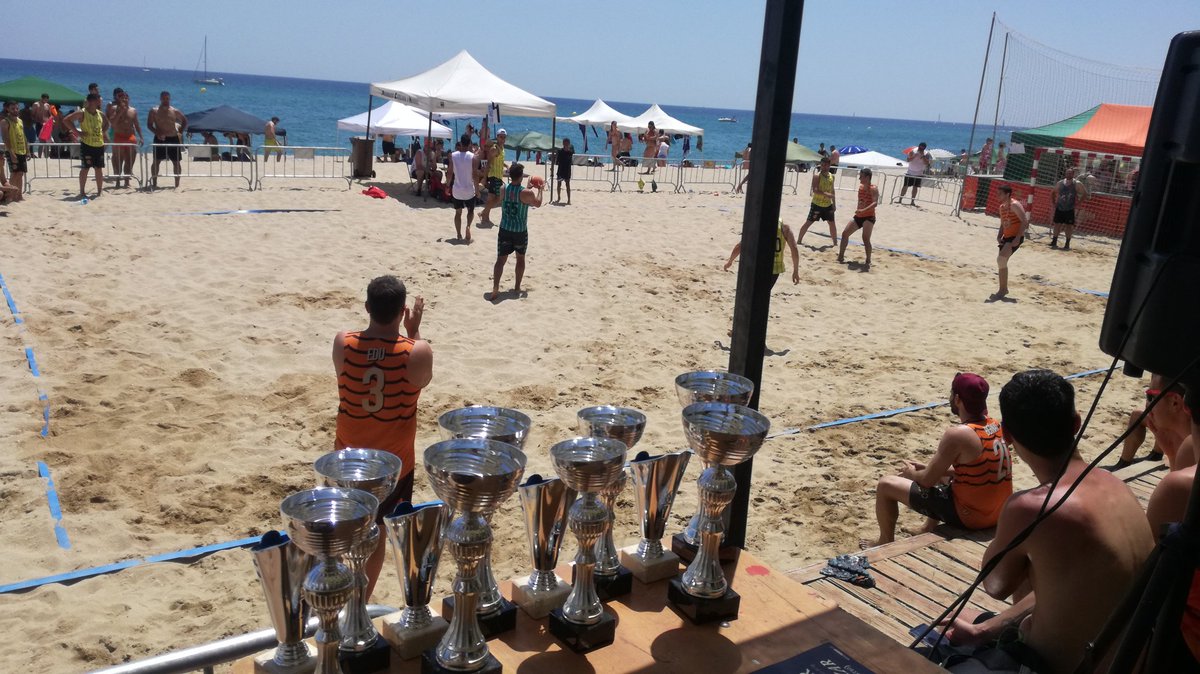 A punt d'acabar la fase de grups. Segueix l'emoció i diversió amb l'#handbolplatja a Caldes!!