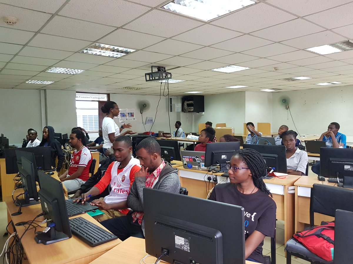 ghollahkioko's tweet image. @siminyu_kat taking students through Introduction to Data Science and Machine Learning Session at @KamiLimu 
#DataScience101 #NairobiWiMLDS