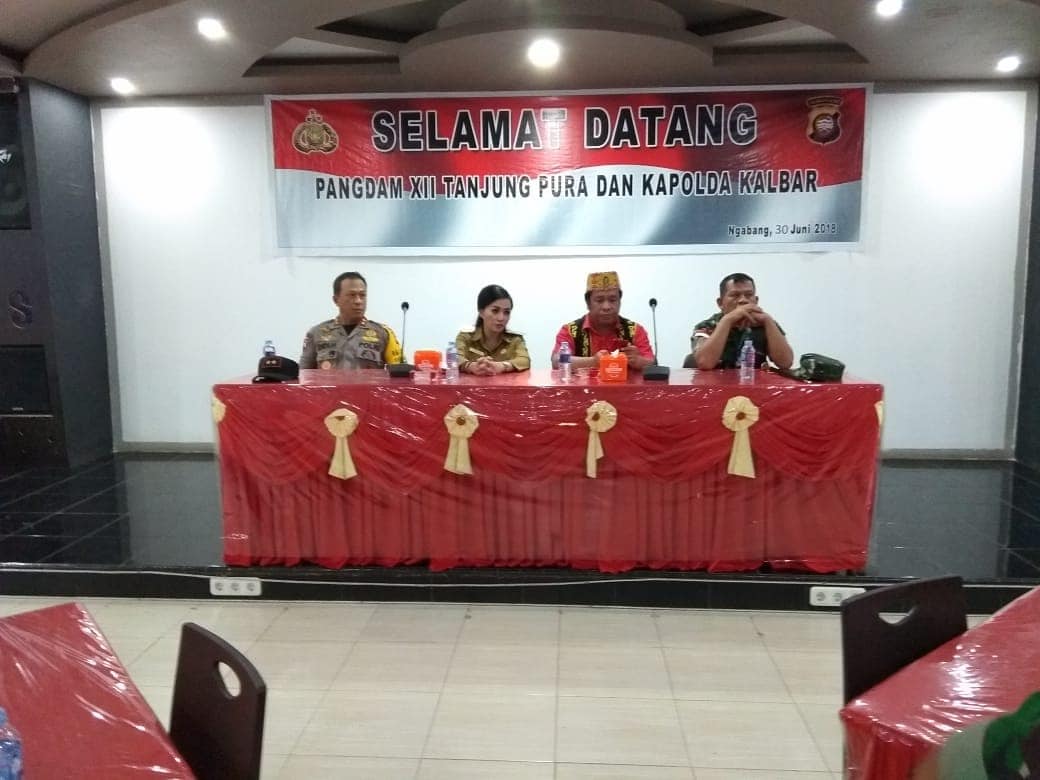 ItwasdaKalbar's tweet photo. Kapolda Kalbar, Irjen Pol Didi Haryono bersama Pangdam XII/Tanjungpura, Bupati Landak dan Forkopimda bertatap muka dengan Tokoh Masyarakat, Tokoh Agama, Tokoh Adat Kab. Landak.
#poldakalbarberkibar #zeroillegal #zerotolerance #thebestpol #viral #poldakalbar @DivHumas_Polri https://t.co/hQ2OH9Nkrz