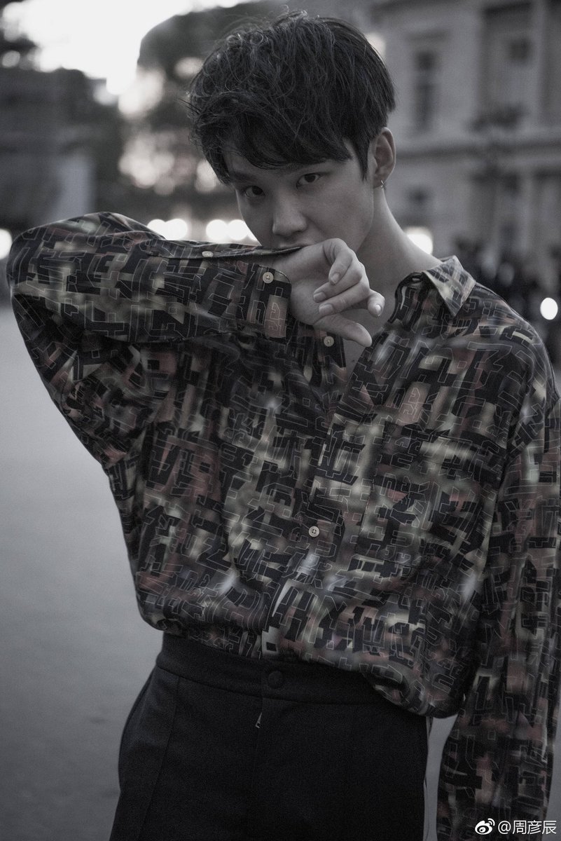 fluffzyc's tweet photo. [yanchen weibo update!!!]

ei, the buildings at the back look quite good ~

#ZhouYanChen #周彦辰 https://t.co/H8RqWvWFXd