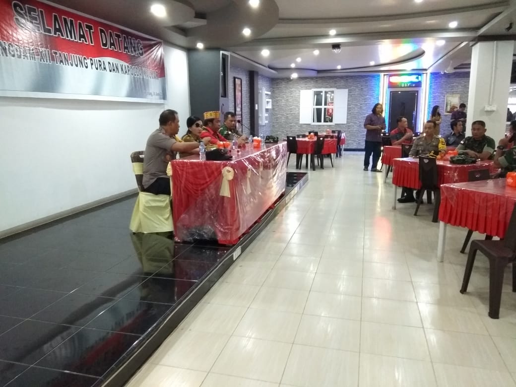 ReskrimMelawi's tweet photo. Kapolda Kalbar, Irjen Pol Didi Haryono bersama Pangdam XII/Tanjungpura, Bupati Landak dan Forkopimda bertatap muka dengan Tokoh Masyarakat, Tokoh Agama, Tokoh Adat Kab. Landak.
#poldakalbarberkibar #zeroillegal #zerotolerance #thebestpol #viral #poldakalbar @DivHumas_Polri https://t.co/Dlrgi5n81Q