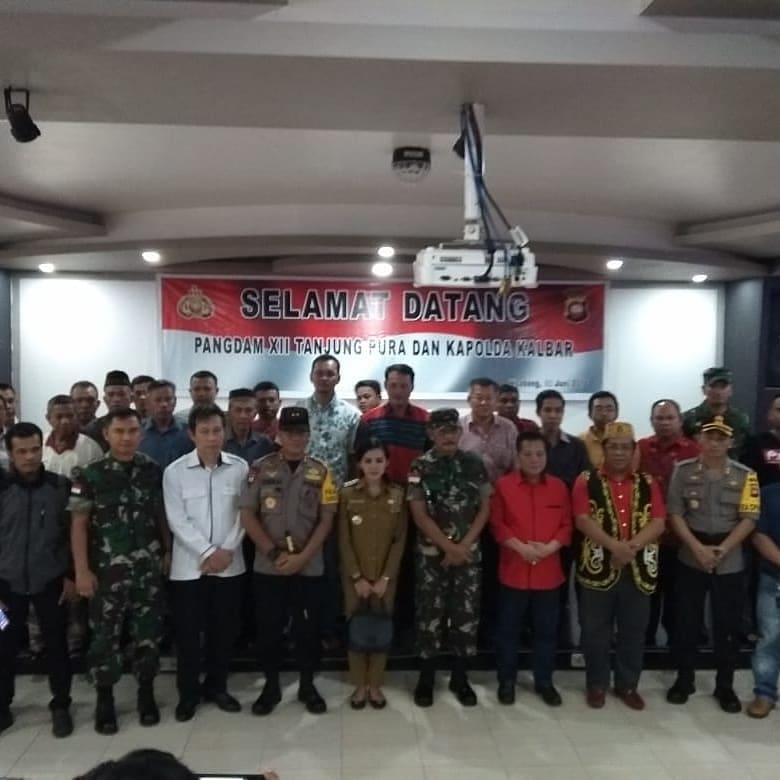 Ardi27171's tweet photo. Kapolda Kalbar, Irjen Pol Didi Haryono bersama Pangdam XII/Tanjungpura, Bupati Landak dan Forkopimda bertatap muka dgn Tomas , Tokoh Agama, Tokoh Adat Kab. Landak.
#poldakalbarberkibar #zeroillegal #zerotolerance #thebestpol #viral #poldakalbar @divisihumaspolri @multimedia https://t.co/kUQrhTUZYS