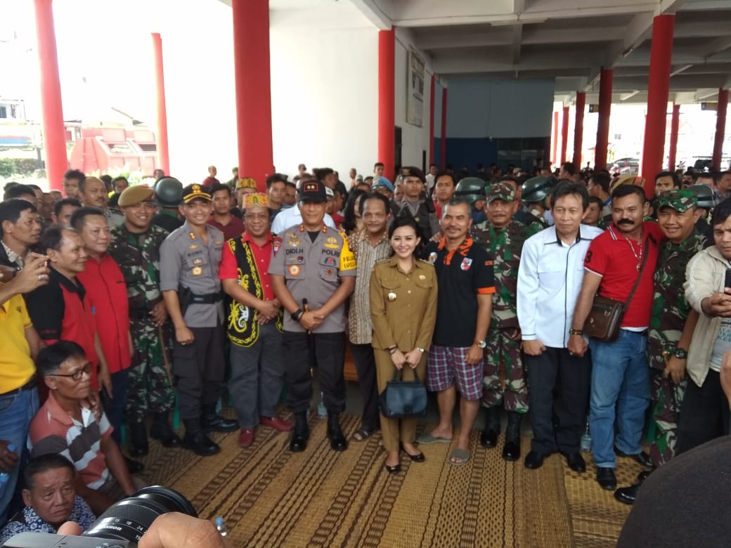 ReskrimMelawi's tweet photo. Kapolda Kalbar, Irjen Pol Didi Haryono bersama Pangdam XII/Tanjungpura, Bupati Landak hadir dalam RITUAL ADAT TOLAK BALA (Pamabangk) agar dapat menolak bala / bencana dan hal-hal jelek yang sebelumnya terjadi tidak terulang kembali
#poldakalbarberkibar #zeroillegal #ZeroTolerance https://t.co/6dhsErSgfc