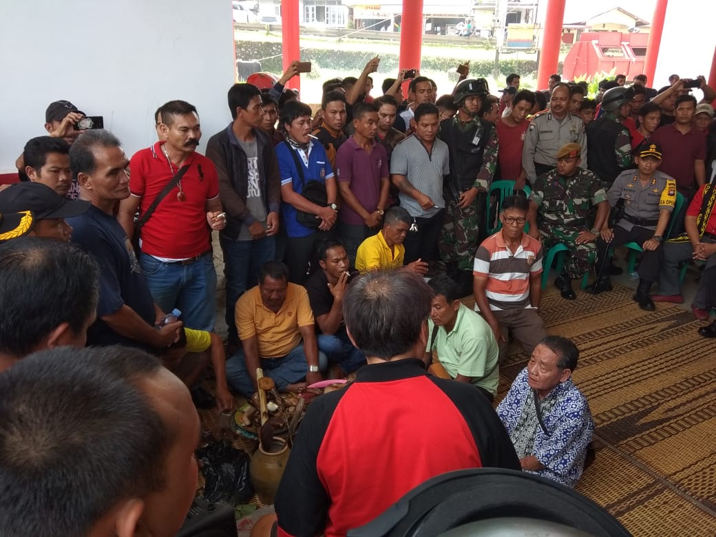 ReskrimMelawi's tweet photo. Kapolda Kalbar, Irjen Pol Didi Haryono bersama Pangdam XII/Tanjungpura, Bupati Landak hadir dalam RITUAL ADAT TOLAK BALA (Pamabangk) agar dapat menolak bala / bencana dan hal-hal jelek yang sebelumnya terjadi tidak terulang kembali
#poldakalbarberkibar #zeroillegal #ZeroTolerance https://t.co/6dhsErSgfc