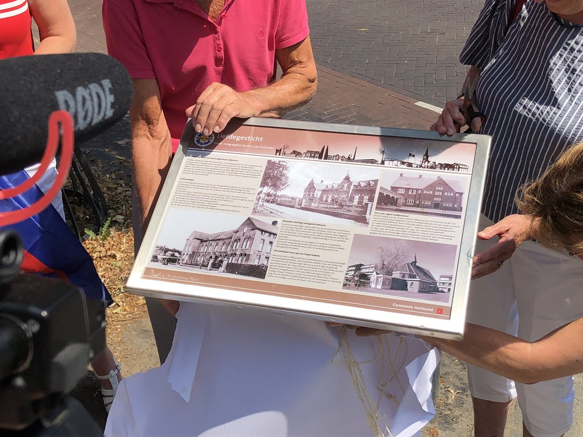 Harrievandijk06's tweet photo. Onthulling plaquette #Liefdegesticht Weer een stukje geschiedenis van #MierloHout zichtbaar! #WijkraadMierloHout @gemeenteHelmond https://t.co/OFi8An0BUg
