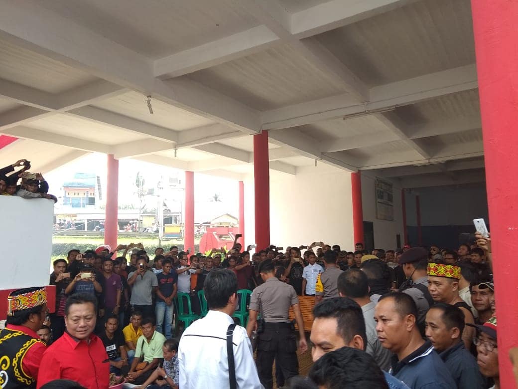 ItwasdaKalbar's tweet photo. Kapolda Kalbar, Irjen Pol Didi Haryono bersama Pangdam XII/TPR, Bpti Lndk hdr dlm RITUAL ADT TOLAK BALA (Pamabangk) agar dpt menolak bala/bncna &amp; hal2 jlk yang sblmnya terjadi tdk terulang kmbli
#poldakalbarberkibar #zeroillegal #zerotolerance #thebestpol #viral @DivHumas_Polri https://t.co/ACrjeoMhvn