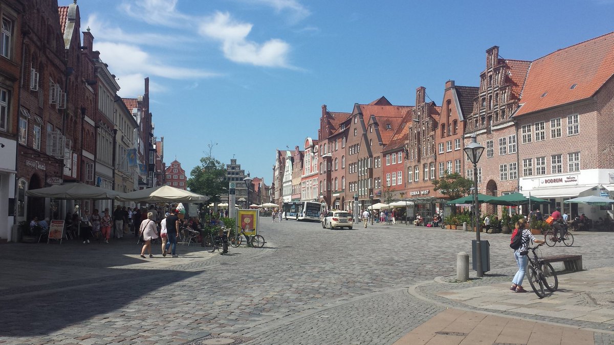 felixhaass's tweet photo. Toller Workshop zur internationalen Demokratieförderung im sonnigen Lüneburg ist heute zu Ende gegangen. Danke an @VanHuellen u dem #EDPnetwork für die super Organisation &amp; allen Teilnehmern für interessante Diskussionen! cc @Ju_Lein @LeibnizWGL @HSFK_PRIF @leuphana #powi https://t.co/gA1pcnwiYw