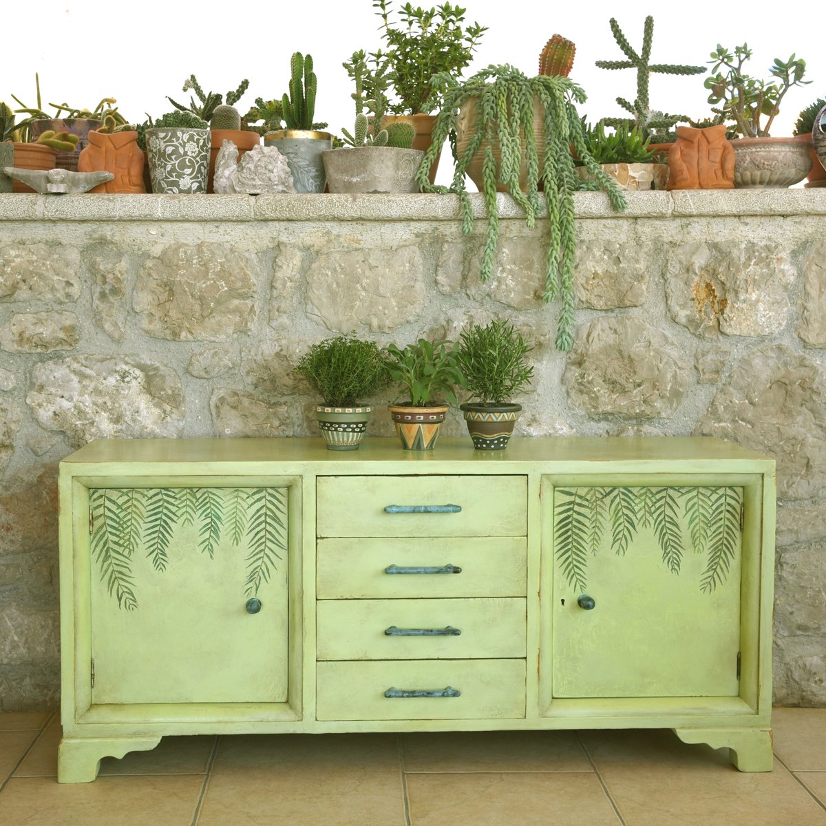 AnnieSloanHome's tweet photo. The word “Lem Lem” is from the Amharic language (which is spoken widely across Ethiopia and used as the country’s official working language). It means “fertile” or “verdant”. So that explains why these fern-inspired details are such a great match by Nik Vardakas! #ChalkPaint https://t.co/F17VNTziRk