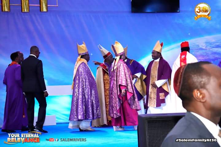 salem_family's tweet photo. The college of Bishops taking their place on the alter.
#SalemFamilyAt30
#ConsecrationService
#SalemFamilyAt30
#ConsecrationService https://t.co/HeU1YZNDMs