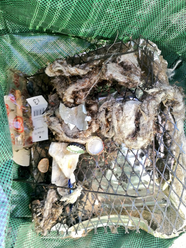 😡Don't leave BBQs at the beach!😡

Our #volunteers had to remove two full sets of disposable BBQs from just 100m of beach during the @mcsuk #beachclean today!

☀Enjoy the sun & love the beach☀

#stoptheplastictide #2minutebeachclean #takeyourlitterhome