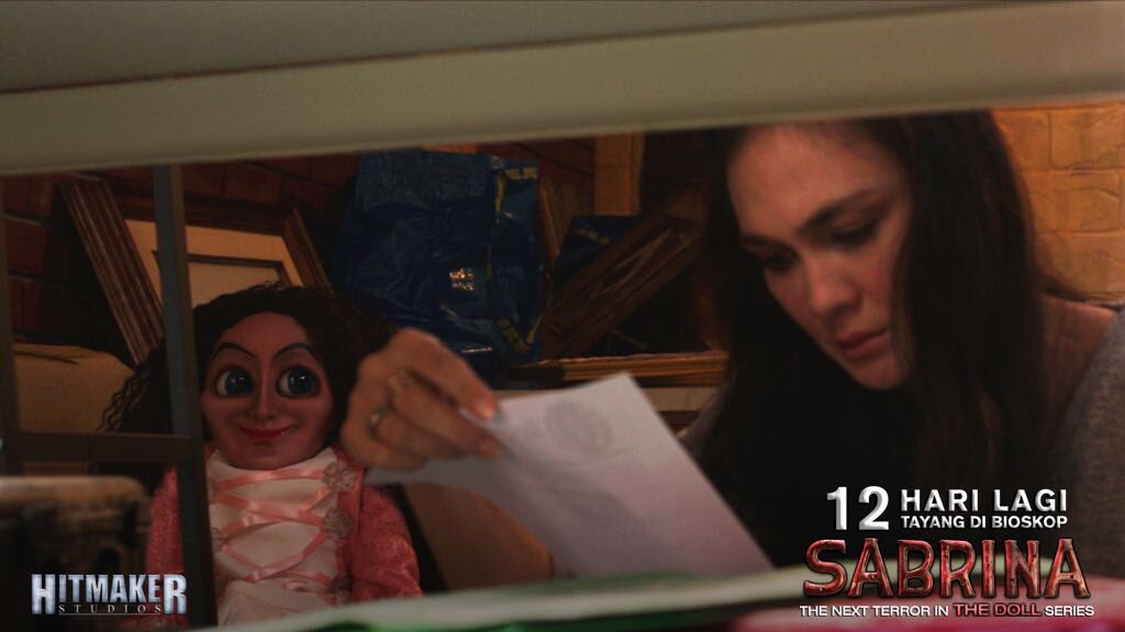 Siapa yang diam-diam sedang memperhatikan Maira? 👀
-
12 hari lagi The Next Terror In The Doll Series, Sabrina di Bioskop!
.
.
#sabrinathemovie #hitmakerstudios #comingsoon #12juli2018