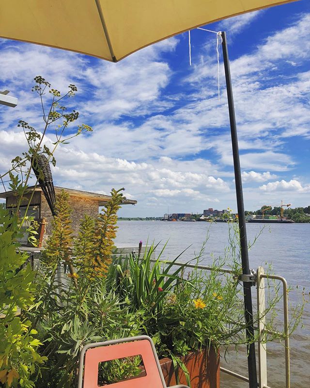 ift.tt/2N9dFT4 Feierabend with a view. #goldenerpavillon #rothenburgsort #latergram