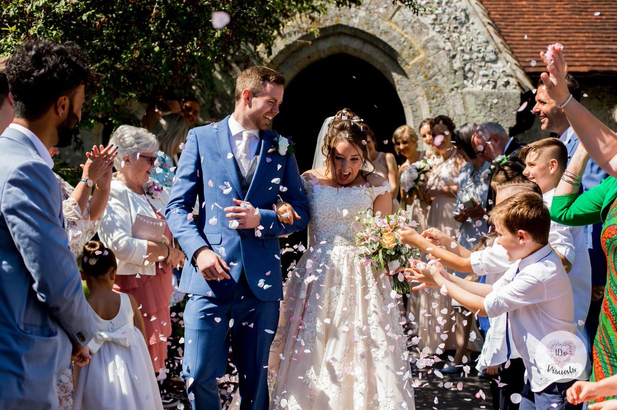 iDoVisuals's tweet photo. Absolutely love this photo from Jess &amp; Josh's Wedding! 
Hope you are enjoying the sunshine everyone 🤩🌞 #arundelwedding https://t.co/vXg0XEJNf7