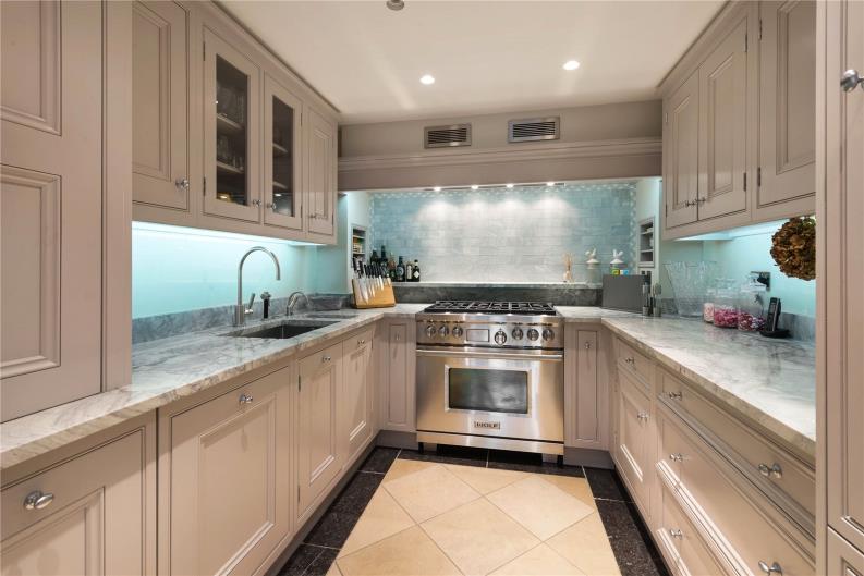 Best_Gapp's tweet photo. RECENTLY SOLD Cliveden Place #Belgravia #London #SW1W a stylishly Grade II listed townhouse with a newly installed passenger lift spacious accommodation and a landscaped garden https://t.co/m9lsAvKKi0 https://t.co/1qXIJB2hbm