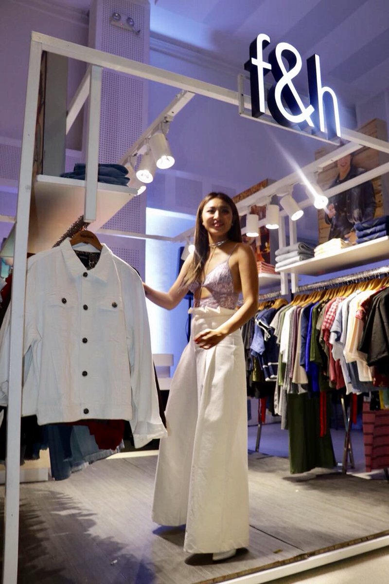 foldedandhungph's tweet photo. Our queen, Nadine Lustre dropping by @foldedandhungph booth at the #LustrousBeautyCon ✨today!

Visit https://t.co/TxE1RWaqUm for latest styles!

#WeAreFoldedAndHung #FHNewArrivals #JaDineWearsFH #JaDine #NadineLustre https://t.co/riPdp7i8jd