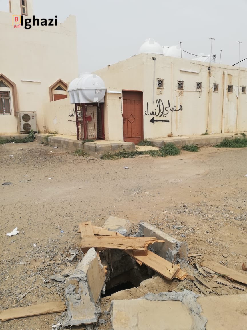 AkhbarBlghazi's tweet photo. بعد نشرنا بالأمس لخبر عن وجود حفرة مكشوفة أمام جامع السوق بالعيدابي قد تؤثر على حياة الماره والأطفال ، تم تغطية الحفرة هذا اليوم ولا نعلم من قام بذلك هو فاعل خير أم جهة مسؤولة وبدورنا نتقدم له بالشكر وما يهمنا هو وجود تجاوب ساهم في حل المشكلة #بلغازي https://t.co/XO8CdrJ84q