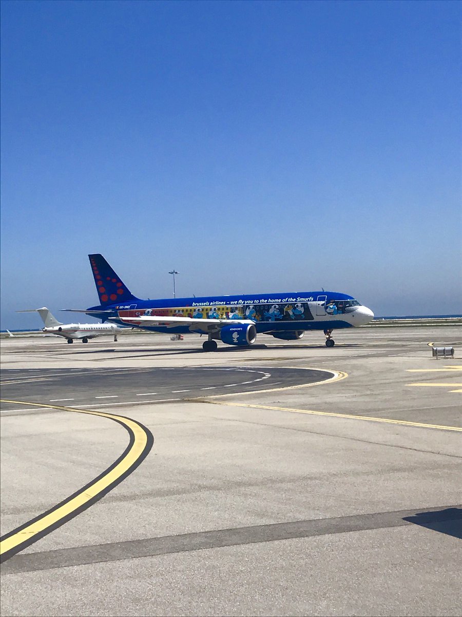 T_M44LH's tweet image. When you have to give way to @FlyingBrussels ! Really Nice one ! See you in the air ! #LFMN #Nice #Summer #airbus