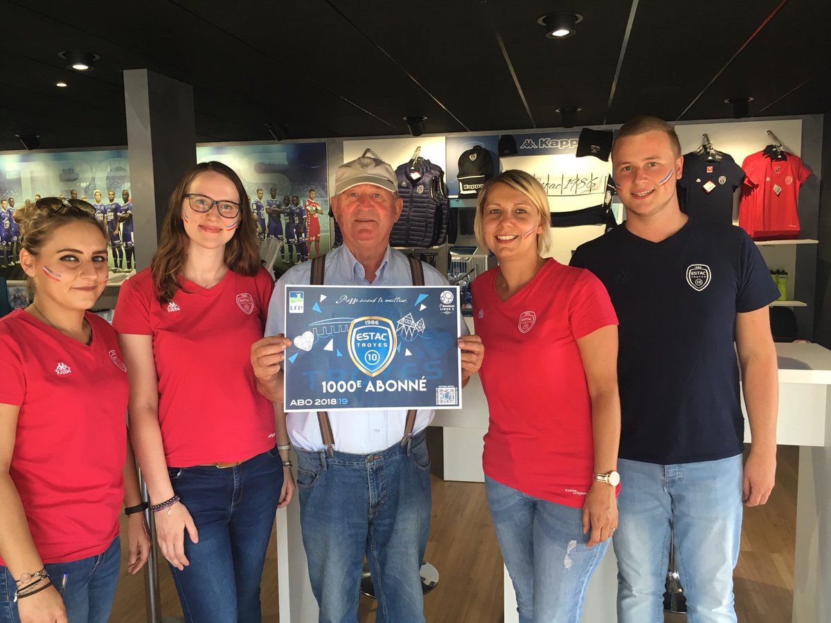 estac_officiel's tweet photo. Et pendant que l’@equipedefrance mène 1-0 face à l’Argentine...l’#Estac enregistre son 1000e abonné. Il s’agit de Jean-Pierre ! 👍🏼 🔵⚪️ #AboEstac https://t.co/W0mA7C2IdR