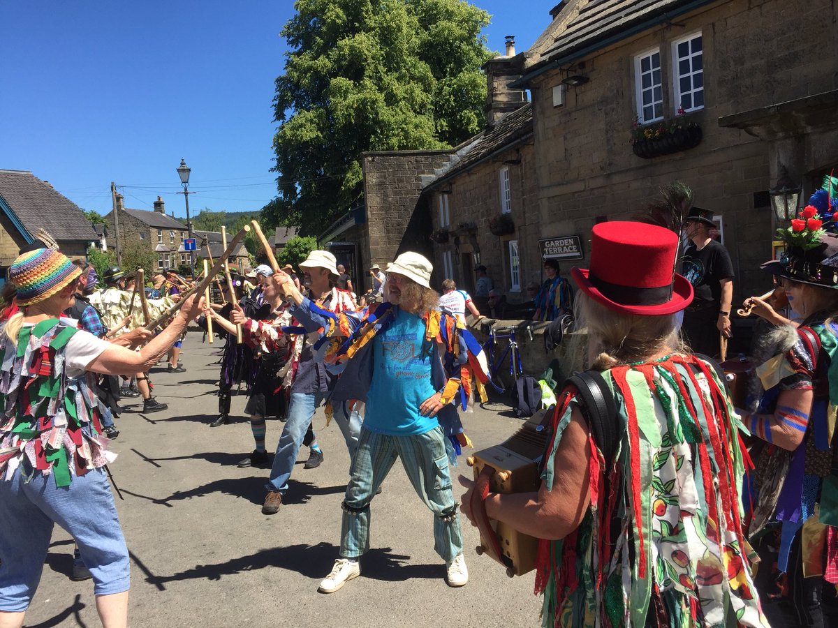Dancing in Beeley <a href="/CotswoldMorris/">CelebratingCotswold</a>  <a href="/peakdistrict/">Peak District National Park</a> <a href="/DevArmsBeeley/">The Devonshire Arms at Beeley</a> ☀️🎶😀👍🏼🍺🎩🎩🎩🇺🇸🇨🇦🇬🇧