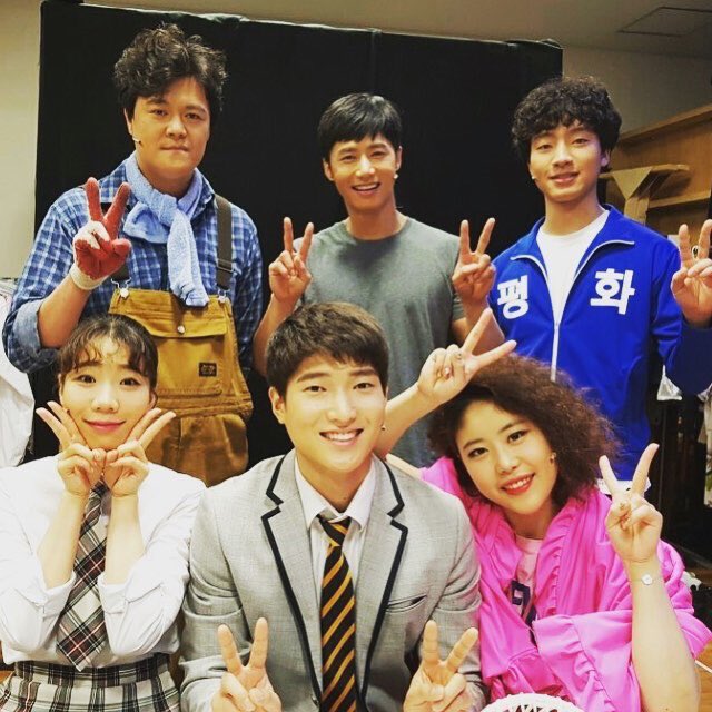 [무한동력] 석원, 종혁, 란주, 지환, 윤지 배우의 막공이 있었던 오늘!
2018년의 딱 1/2이 가버린 오늘, 우리 공연 캐스트의 반이 막공을 했습니다. 올해의 나머지 1/2이 시작되는 첫날 또 다른 막공이 있네요. 내일뵙겠습니다!
#무동 #무한동력 #막공