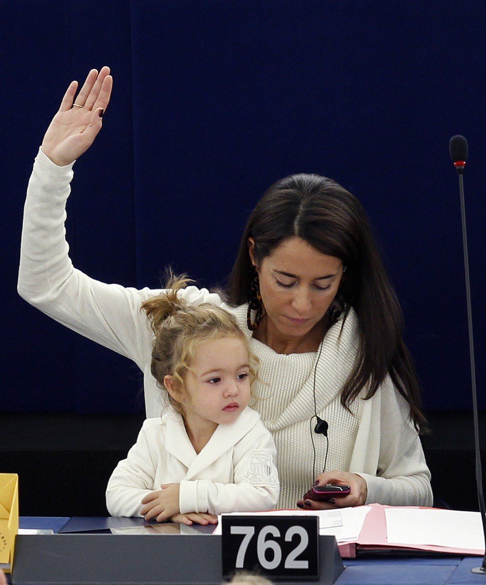 ERlKAHANSON's tweet image. Licia Ronzulli, member of the European Parliament, has been taking her daughter Vittoria to the Parliament sessions for two years now.