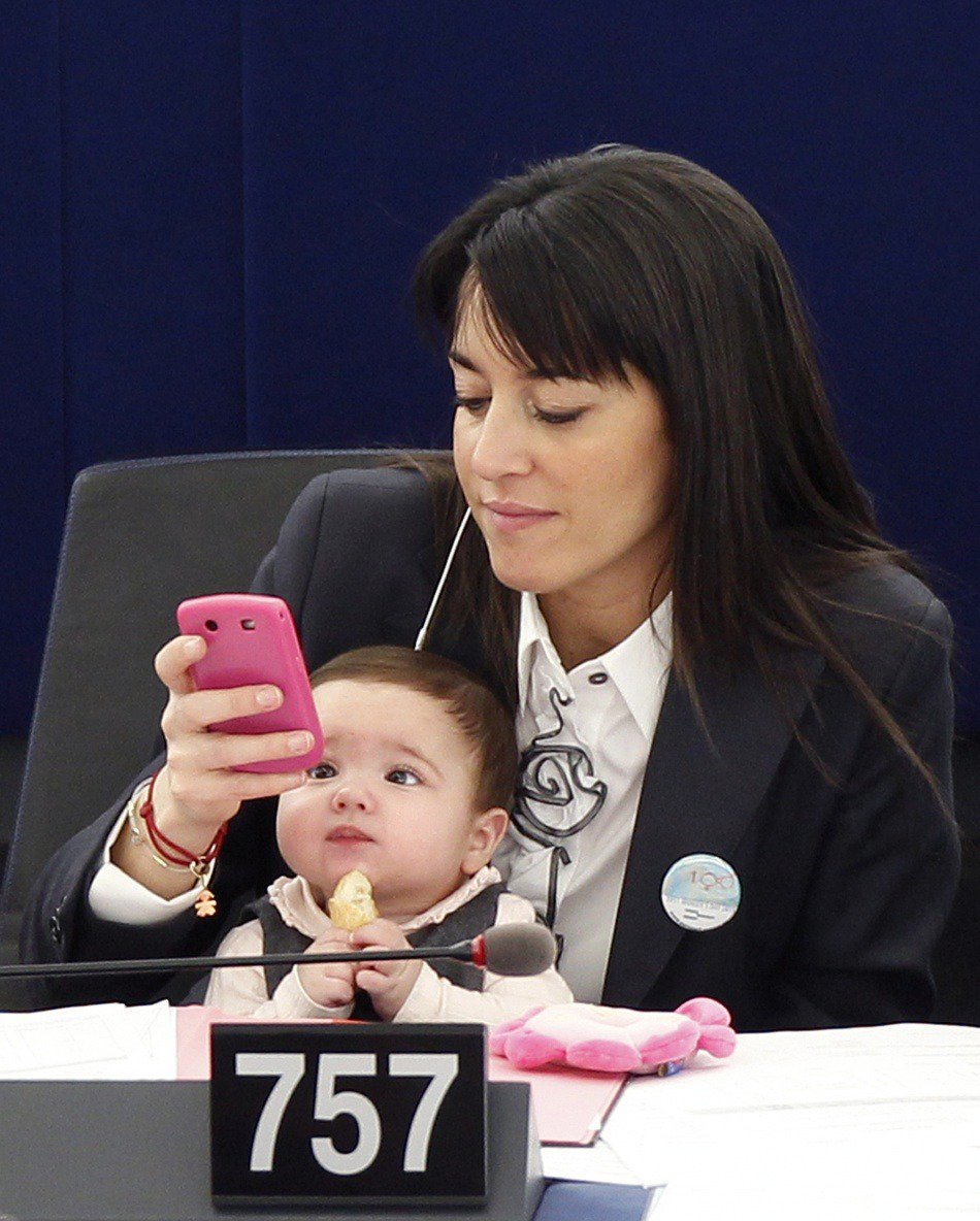 ERlKAHANSON's tweet image. Licia Ronzulli, member of the European Parliament, has been taking her daughter Vittoria to the Parliament sessions for two years now.