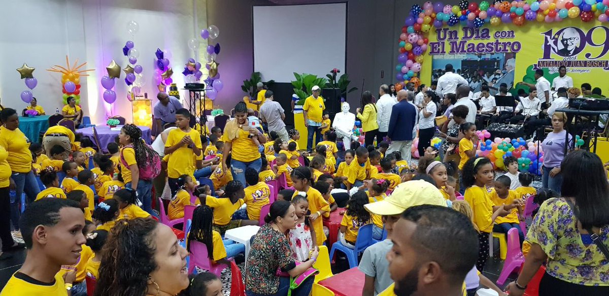 Que alegría es ver tantos niños disfrutar de #UnDÍaConElMaestro en la Casa Nacional