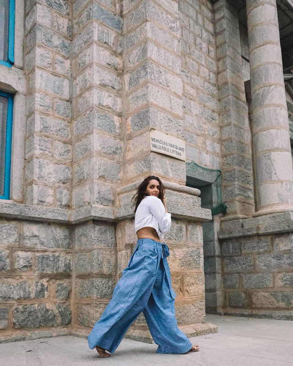 As promised, here is the entire look! Have a fab Saturday! ❤❤
-
-
#instadaily #ootd #whatiwore #outfitpost #outfit #widepants #whiteshirt #womaniloveyou #jassagu #personalstyle #fashionista #indianblogger #cholathelabel #style #casual #chic