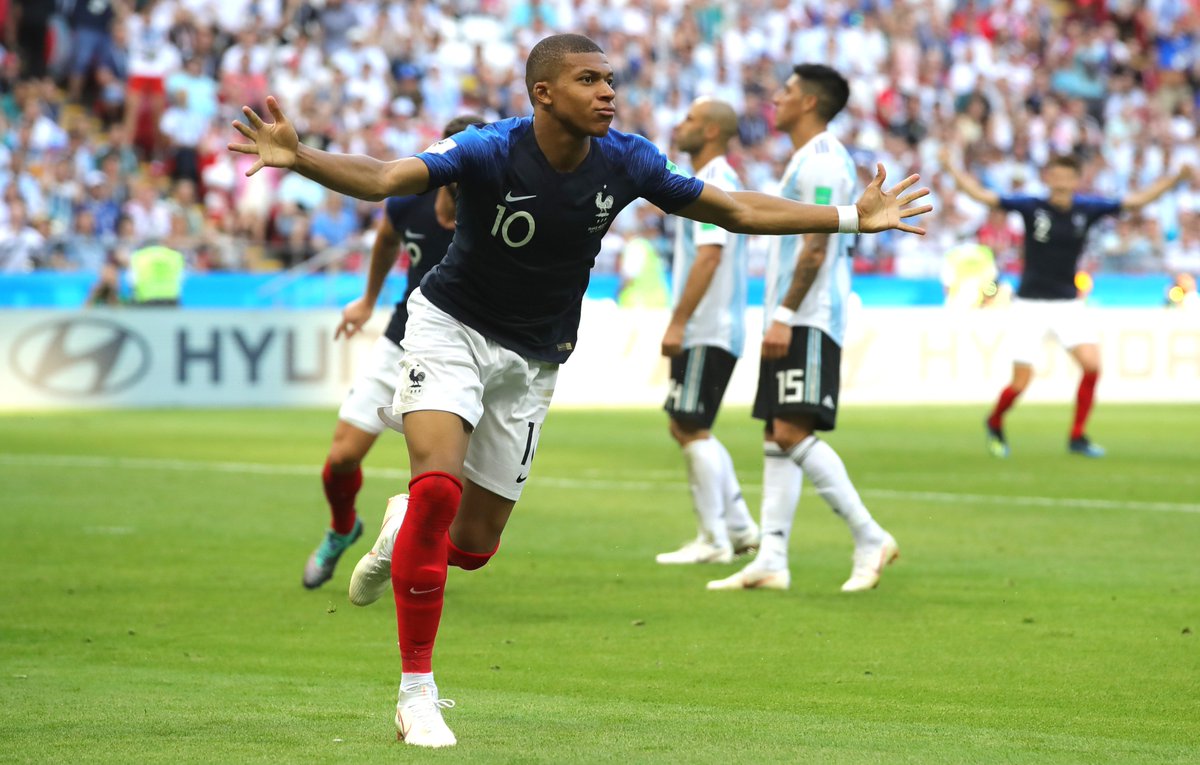 OptaJean's tweet photo. 19 - Kylian Mbappé (19 years &amp; 6 months) is the youngest player to score two goals at the World Cup since Michael Owen in 1998 (18 years &amp; 6 months). Craziness. #FRAARG #WorldCup https://t.co/h998sqB2tG
