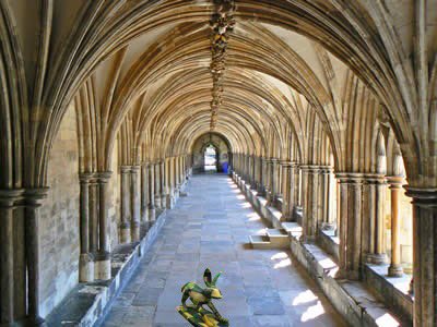 GoGoHareForrest's tweet image. The cloisters @Nrw_Cathedral  are beautiful. Forrest is taking his time wandering down the sweeping vaulted walkways and appreciating the beautiful architecture. @ThetfordAcaduk @GoGoHares2018 @break_charity @TakeYourPlaceHE
