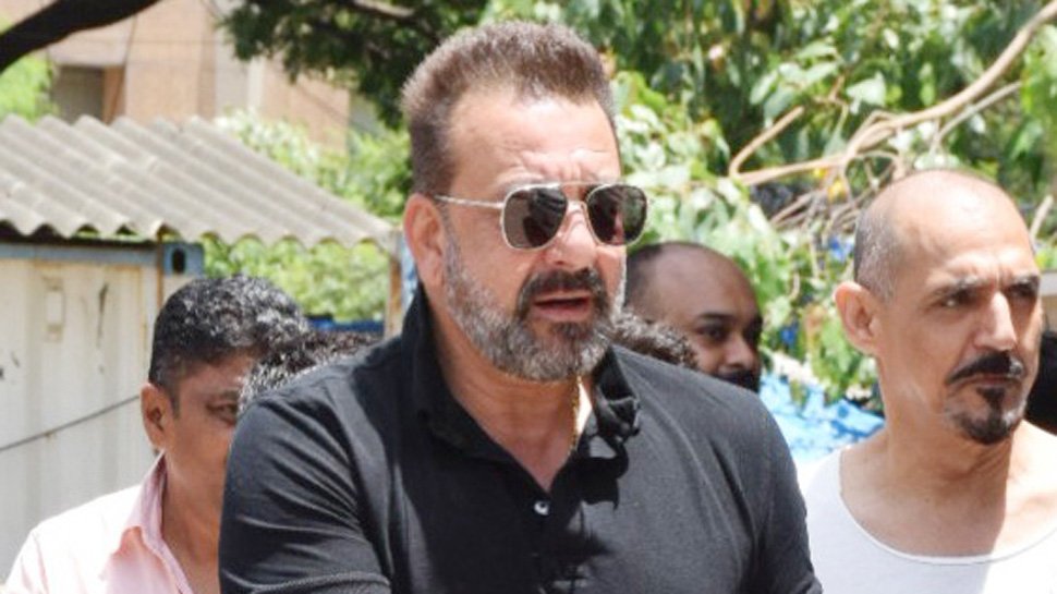 Sanjay Dutt gives a big thumbs up to Rajkumar Hirani's #Sanju
zeenews.india.com/bollywood/sanj…