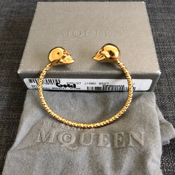 swang3002's tweet photo. So good I had to share! Check out all the items I'm loving on @Poshmarkapp #poshmark #fashion #style #shopmycloset #alexandermcqueen #niemanmarcus #chanel: https://t.co/GBQOuS2hee https://t.co/Ip0JMih2HE