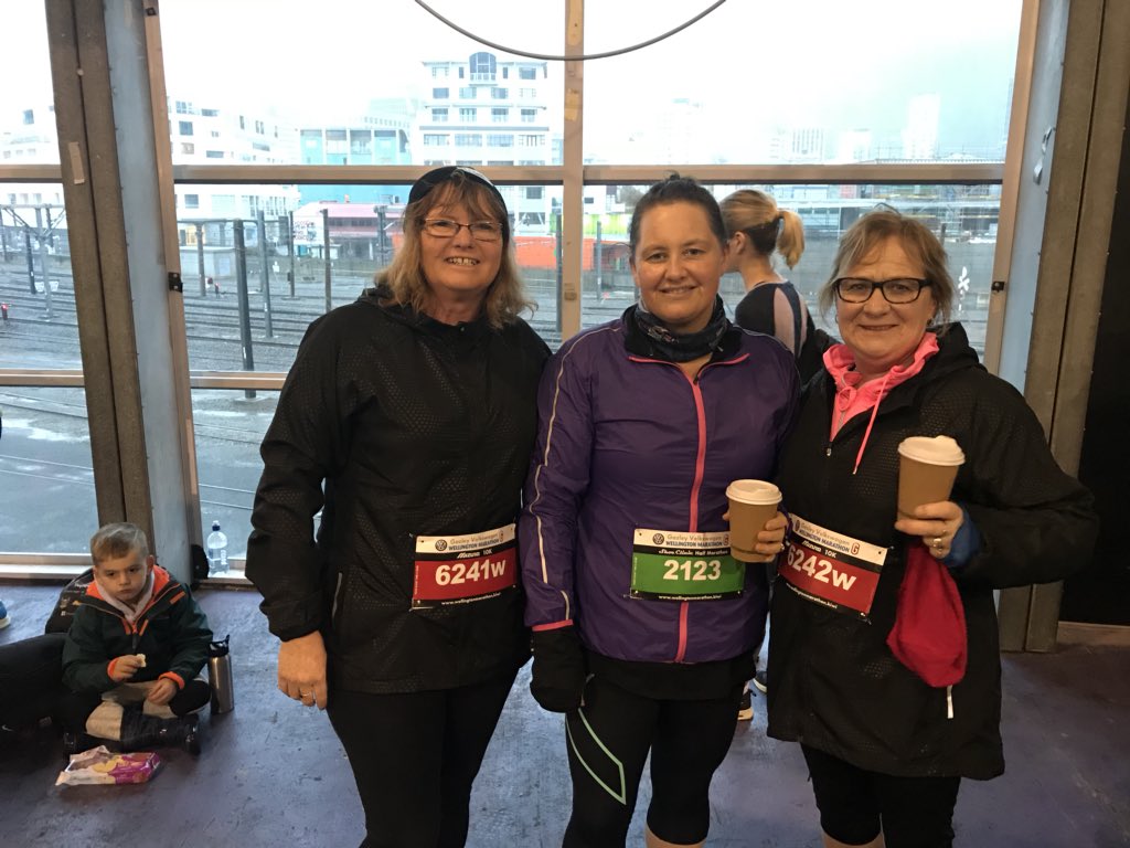 Jo_NicholsonSVA's tweet image. #WellingtonMarathon 10k and half marathon team ready! birthday girl in middle - I’m reminiscing her 21st birthday - it was far less strenuous - #shotsVsRunning 😂 #Conned #ItsRainingCats&amp;amp;Dogs
