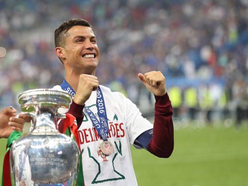 KhaloodMoha1's tweet photo. رونالدو دائما الافضل وسيبقي الافضل اروني ماذا صنع بطلكم المزيف

كريستيانو خرج ببطولات

ميسي خرج بعار

#البرتغال_الاورغواي https://t.co/6onNRrUNmj