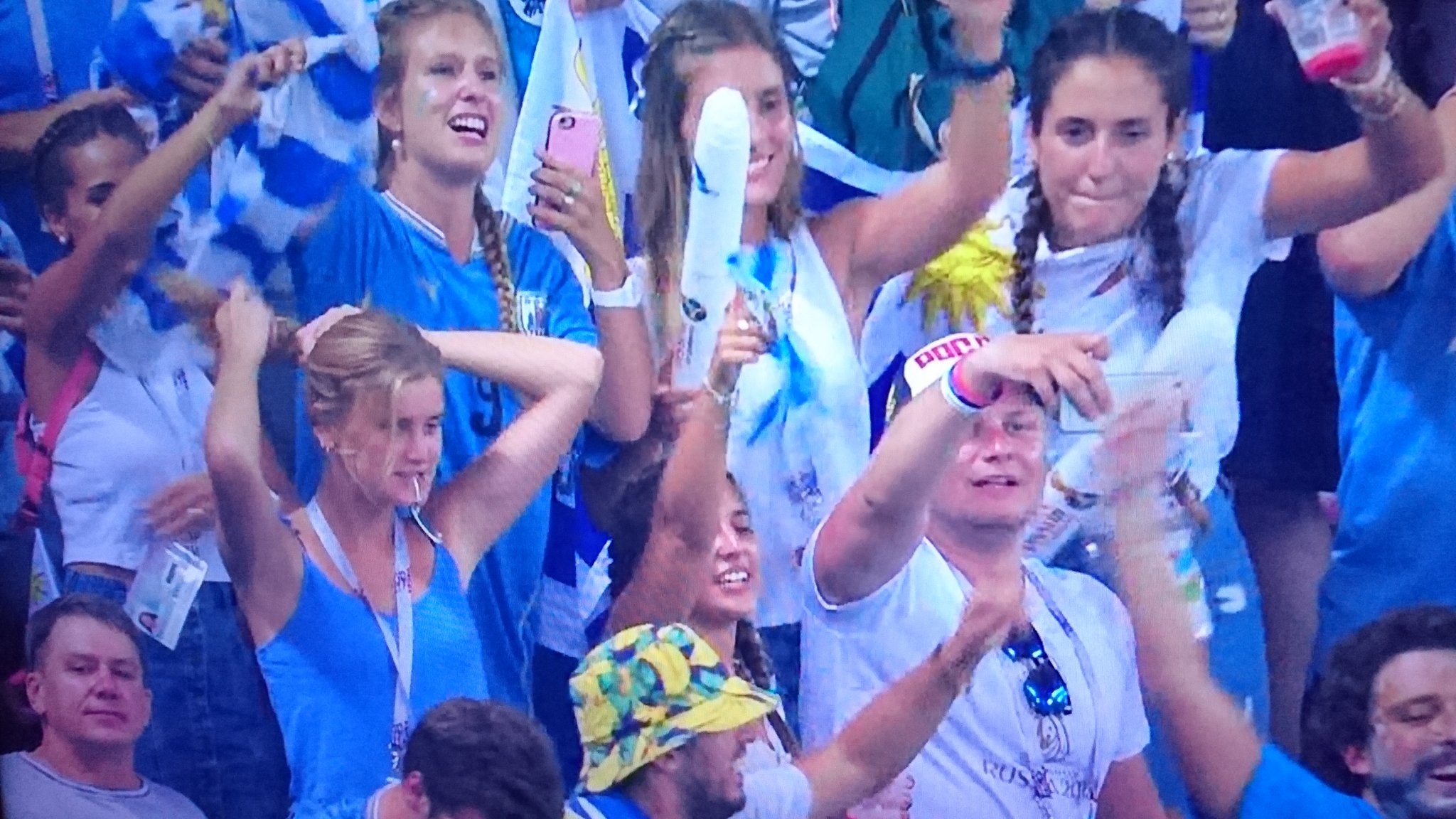 しんじ ウルグアイ Vsポルトガル 2 1でウルグアイ に軍配 勝利で歓喜する美女サポーターたち ワールドカップ18 美人 サッカー ウルグアイ T Co Hwaiiihvfh Twitter