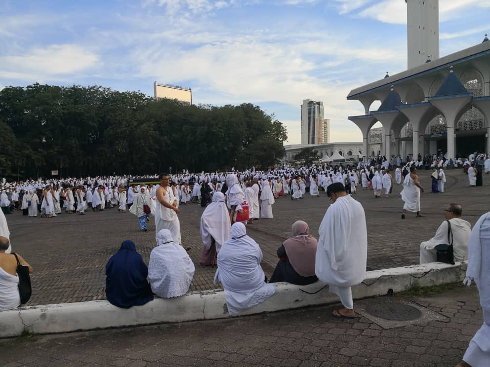 hapitzzz's tweet image. لَبَّيْكَ اللَّهُمَّ لَبَّيْكَ
لَبَّيْكَ لاَ شَرِيْكَ لَكَ لَبَّيْكَ
إِنَّ الْحَمْدَ وَالنِّعْمَةَ لَكَ وَالْمُلْكَ
لاَشَرِيْكَ لَكَ