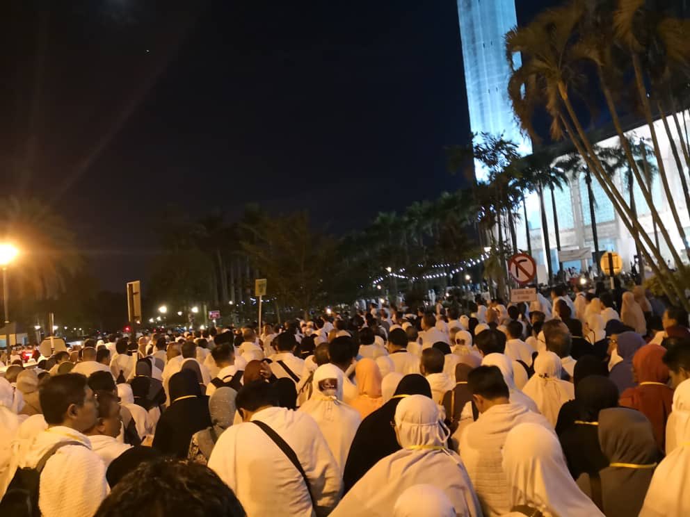 hapitzzz's tweet image. لَبَّيْكَ اللَّهُمَّ لَبَّيْكَ
لَبَّيْكَ لاَ شَرِيْكَ لَكَ لَبَّيْكَ
إِنَّ الْحَمْدَ وَالنِّعْمَةَ لَكَ وَالْمُلْكَ
لاَشَرِيْكَ لَكَ