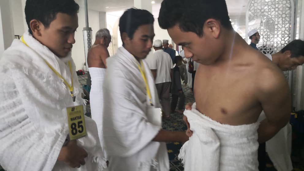 hapitzzz's tweet image. لَبَّيْكَ اللَّهُمَّ لَبَّيْكَ
لَبَّيْكَ لاَ شَرِيْكَ لَكَ لَبَّيْكَ
إِنَّ الْحَمْدَ وَالنِّعْمَةَ لَكَ وَالْمُلْكَ
لاَشَرِيْكَ لَكَ