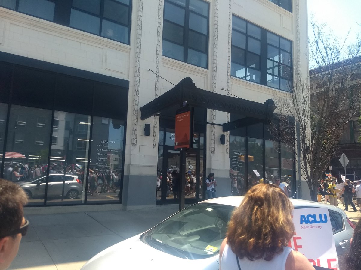 katitarian's tweet image. 360 degree view of the March in Newark, NJ. 
"This whole damn system."
"SHUT IT DOWN" 
Marching on ICE and Trump's fascist policies. #AbolishICE #FamiliesBelongTogether #FamiliesBelongTogetherMarch