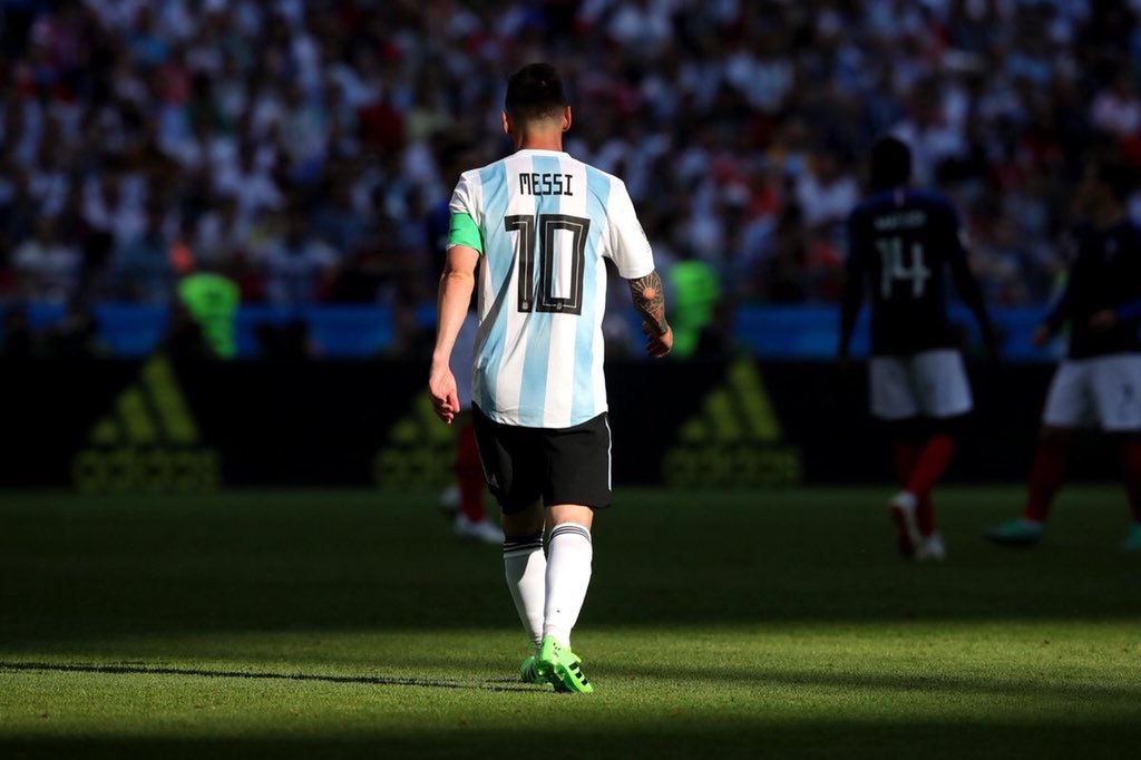 w_bin_n's tweet photo. انتهى مشوار #ميسي مع #الارجنتين بعد هذه الخساره ،لم تنصفه كورة القدم مع المنتخب ، حقق كل شيءمع #برشلونه ، بعكس الارجنتين التي لم يحقق معها غير ميداليه أولومبيه ،هو لاعب خرافي ومن طراز عالي جداً  ،قدم المتعه للمحايدين ولعشاقه في كل العالم والان يودع #روسيا2018⁠ ⁠ وسيودع منتخبه . https://t.co/6csSWLwWUr