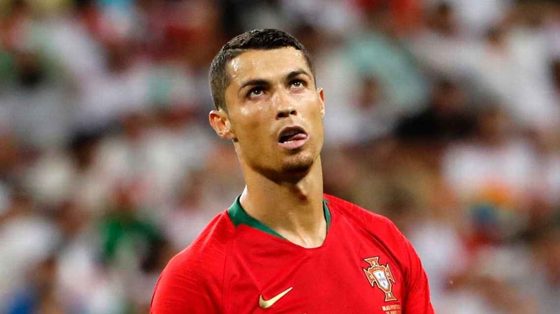 ESPNBrasil's tweet photo. 'Nunca um jogador representou tão bem o que um uruguaio detesta em um ser humano como @Cristiano Ronaldo', diz jornal de Montevidéu; VEJA: https://t.co/4yTGV7jJcd #ESPNnaRússia https://t.co/6ROfJcrySk
